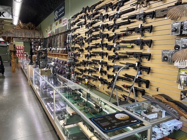 LeadFeather Guns & Ammo logo