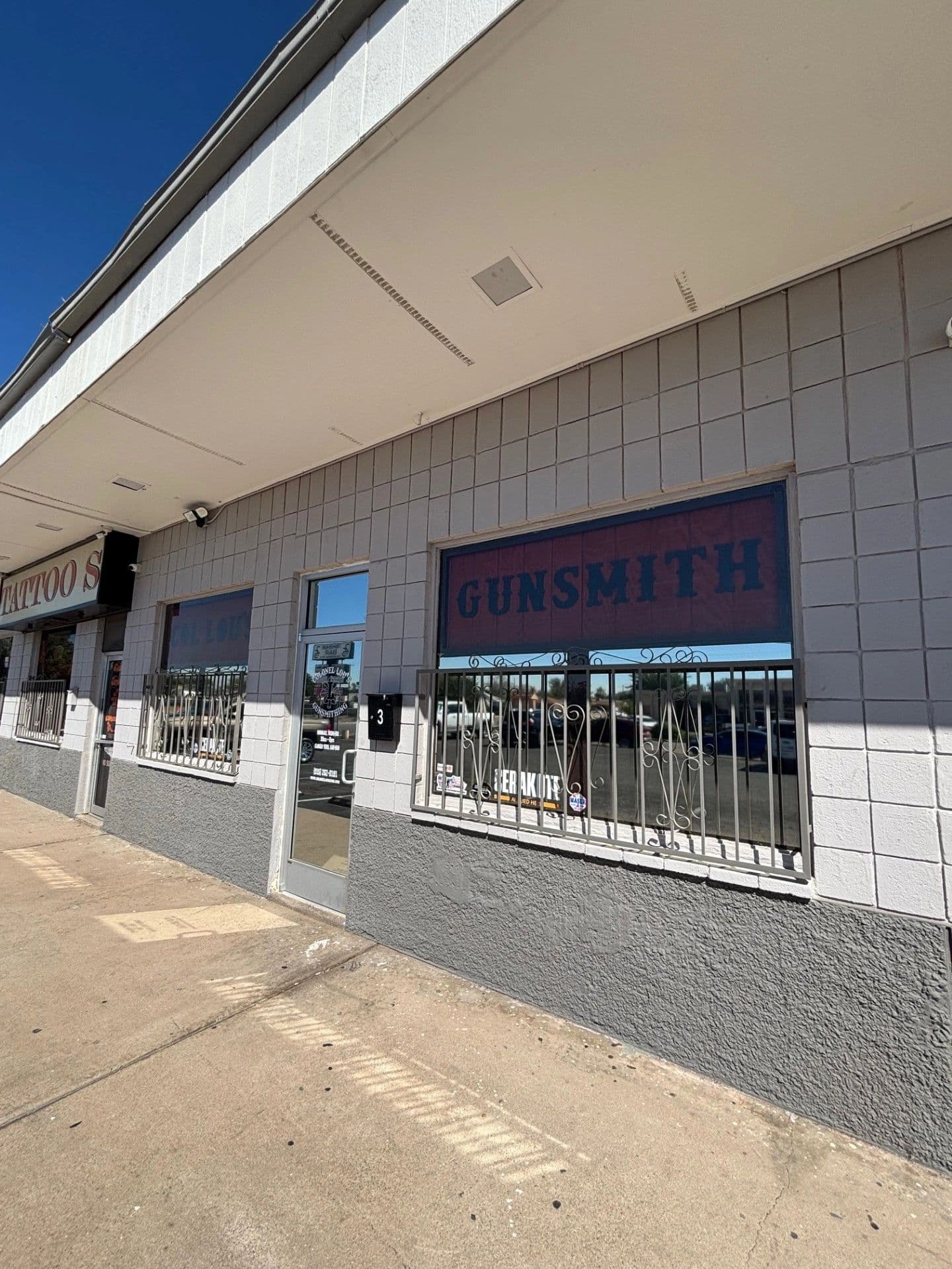 Colonel Lou's Guns logo