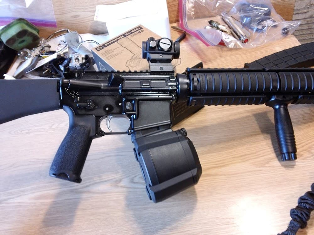 Magpul Industries Com Place logo